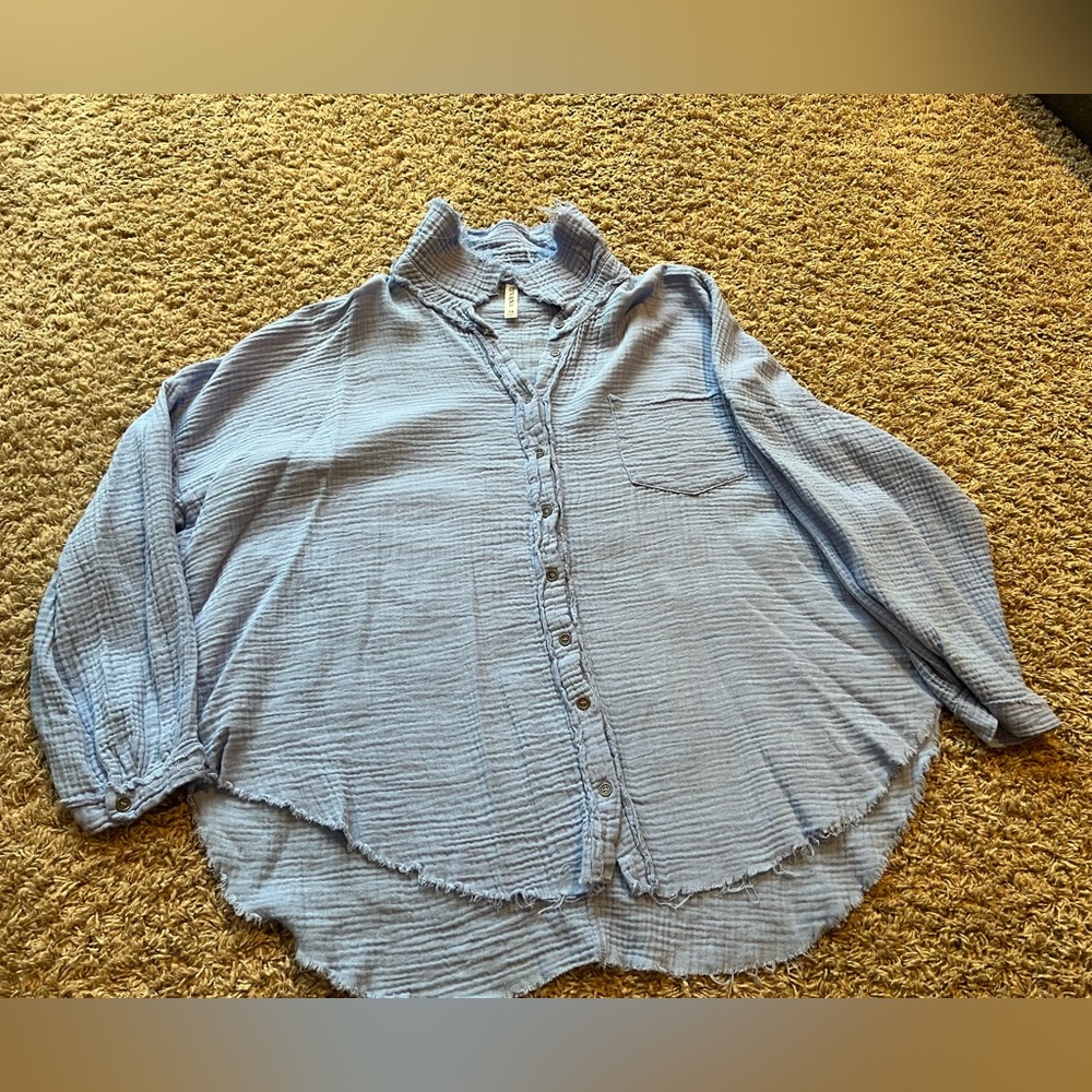 Women's periwinkle button down. - Picture 2 of 3
